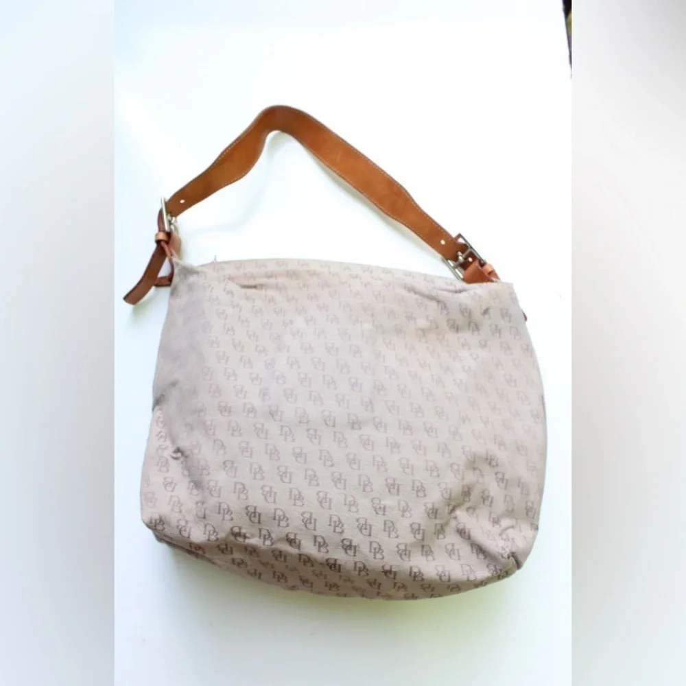 Dooney & Bourke logo hobo bag